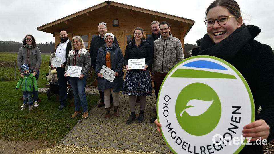 Die Öko-Modellregion Amberg-Sulzbach/ Amberg förderte sechs Öko-Kleinprojekte mit der Investitionssumme von insgesamt 100.000 Euro zu 50 Prozent. Rechts Annika Reich. Bild: Petra Hartl