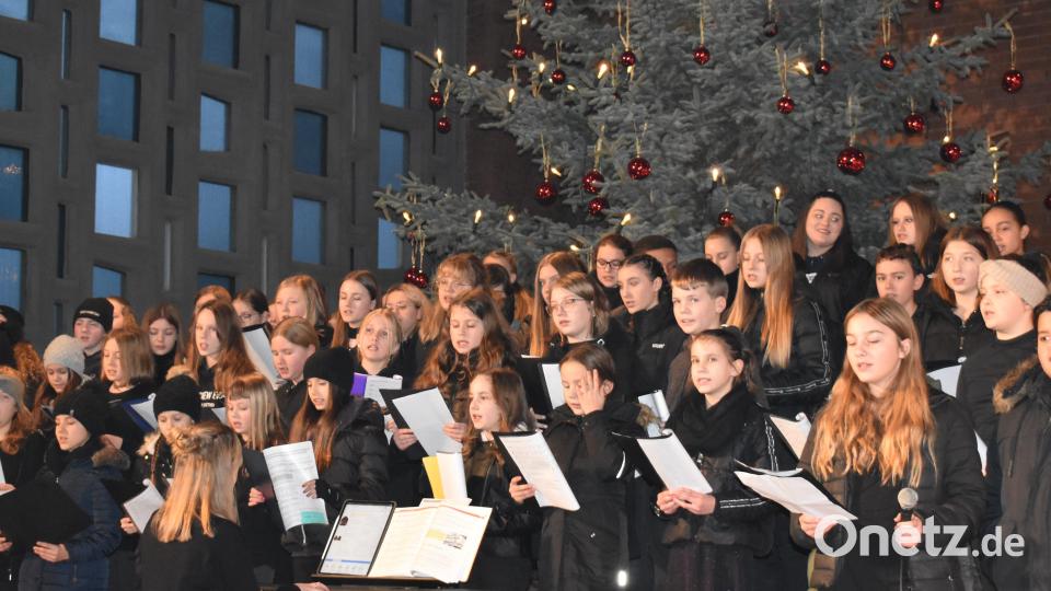 Der Schulchor der Realschule Kemnath begeistert in der Friedenskirche Grafenwöhr. Bild: rgr