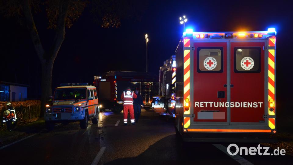 Die Kreisstraße war während der Unfallaufnahme komplett für den Verkehr gesperrt. Bild: dob