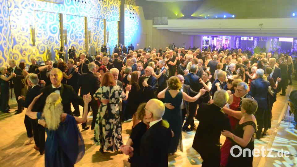 Auf die Ballbesucher warteten moderne Standards im strikten Tanzrhythmus, zeitlose Klassiker und Oldies, Rock- und Pop und auch aktuelle Partyhits. Bild: Kunz