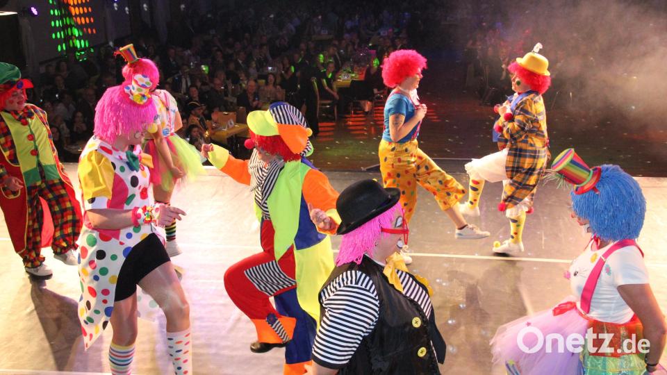 Das Tursiana-Damenballett lieferte einen flotten Schautanz ab. Bild: kro