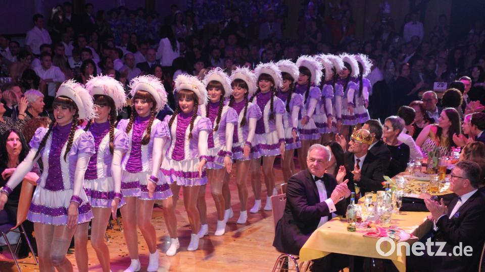 Der imposante Einzug der 13-köpfigen Tursiana-Prinzengarde. Bild: kro