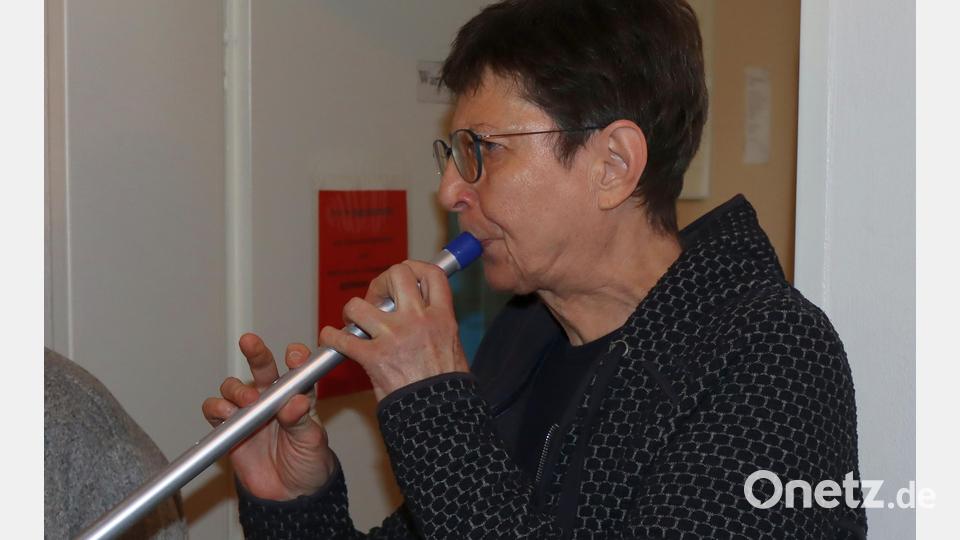 Das gibts auch nicht oft: Maria Boßle brachte dem Jubilär ein Ständchen und spielte auf der zur Flöte umfunktionierten Gehhilfe die Melodie „zum Geburtstag viel Glück“. Bild: mfh