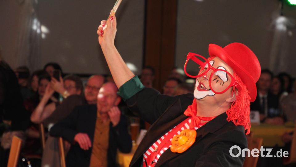 Die meisterhafte Dirigentin des Tursiana-Damenballetts. Bild: kro