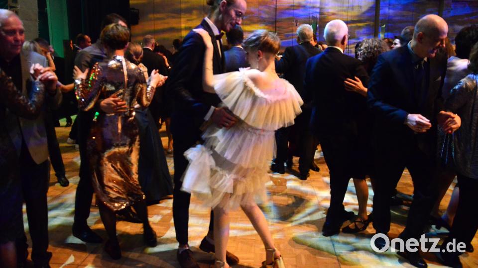 Auf die Ballbesucher warteten moderne Standards im strikten Tanzrhythmus, zeitlose Klassiker und Oldies, Rock- und Pop und auch aktuelle Partyhits. Bild: Kunz