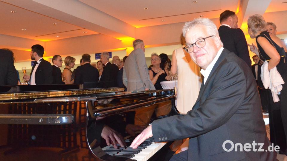 Michael Bertelshofer beim Sektempfang am Klavier. Bild: Kunz