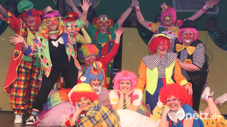 Bunter geht es kaum: Die Mitglieder des Damenballett der Tursiana traten als Clowns auf. Bild: kro