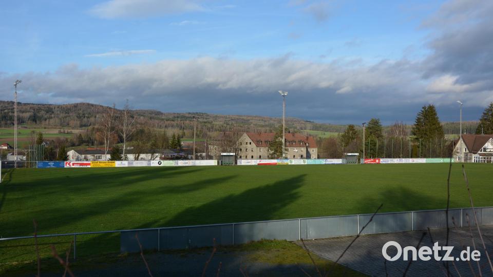 Aus drei Masten und vier LED-Strahler-Einheiten besteht die neue Flutlichtanlage am Sportplatz des SV Pechbrunn-Groschlattengrün. 90 Prozent der Kosten in Höhe von 25 500 Euro konnten über Zuschüsse abgedeckt werden. Bild: jr
