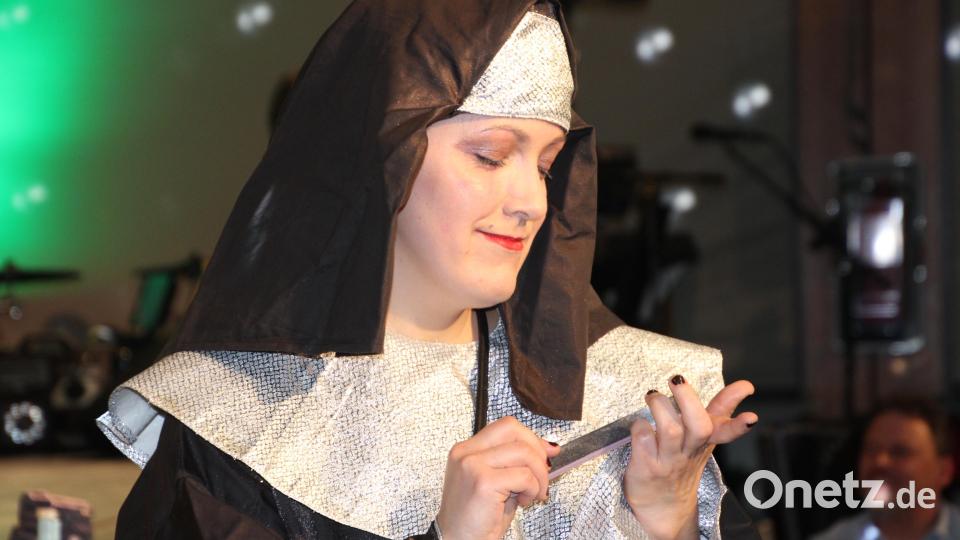 Eine "Nonne" bei der Pflege ihrer Fingernägel. Bild: kro