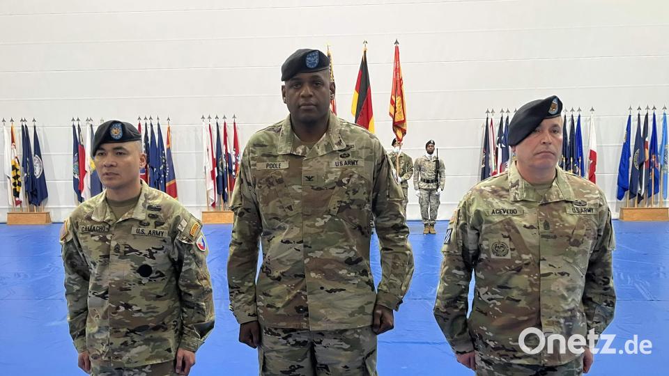Hermes F. Acevedo (rechts) ist der neue ranghöchste Unteroffizier der US Armee Garnison Bavaria. Oberst Kevin Poole (Mitte) übergab ihm die Amtsgeschäfte von seinem Vorgänger Sebastian A. Camacho (links) Bild: mor