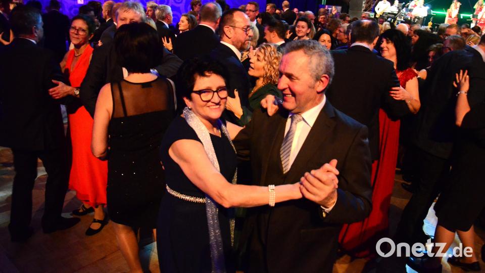 Auf die Ballbesucher warteten moderne Standards im strikten Tanzrhythmus, zeitlose Klassiker und Oldies, Rock- und Pop und auch aktuelle Partyhits. Bild: Kunz