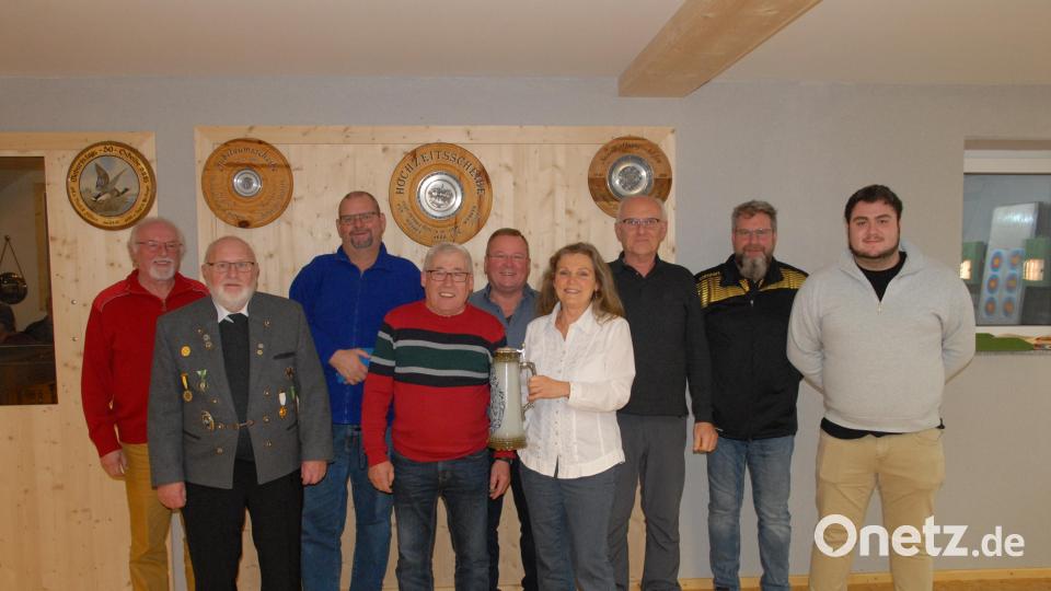 Sie sind zurzeit die Aushängeschilder des Vereins: die Senioren. Hier im Bild mit Schützenmeister Theo Hummel (2. von links) und Sportleiter Fabian Simon (rechts). Bild: pop