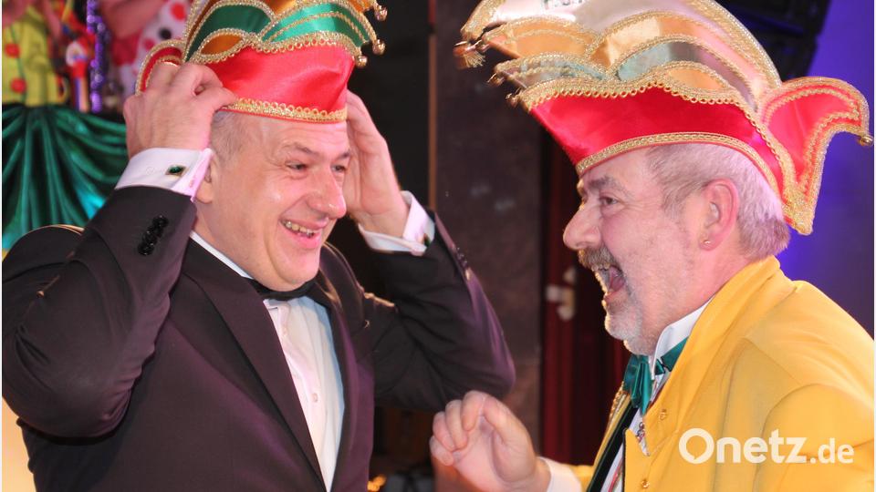 Landrat Roland Grillmeier wurde zum Senator ernannt, Günter Fennerl überreichte ihm die entsprechende Mütze. Bild: kro