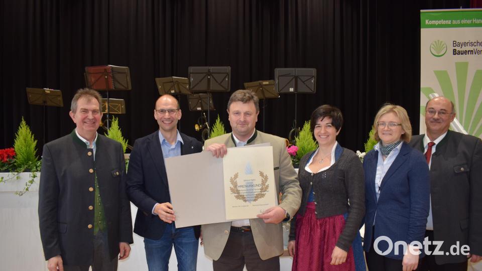 Für seine großen Verdienste um den Bayerischen Bauernverband wurde Johann Hahn (Dritter von links) mit der Ehrenurkunde des BBV ausgezeichnet. Die Urkunde überreichten von links: Kreisobmann Josef Irlbacher, BBV-Bezirkspräsident Ely Eibisch, Kreisbäuerin Sabine Schindler, Ehefrau des Geehrten und BBV-Geschäftsführer Josef Wittmann. Bild: bnr