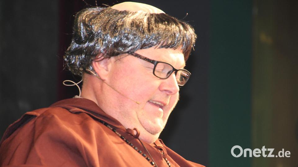 Martin Rother als bissiger Mönch in der Bütt. Bild: kro