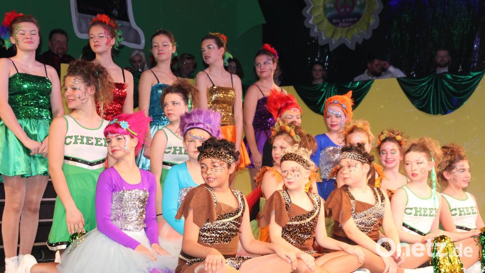 19 Mädchen gehören zur Jugendgarde der Tursiana. Bild: kro