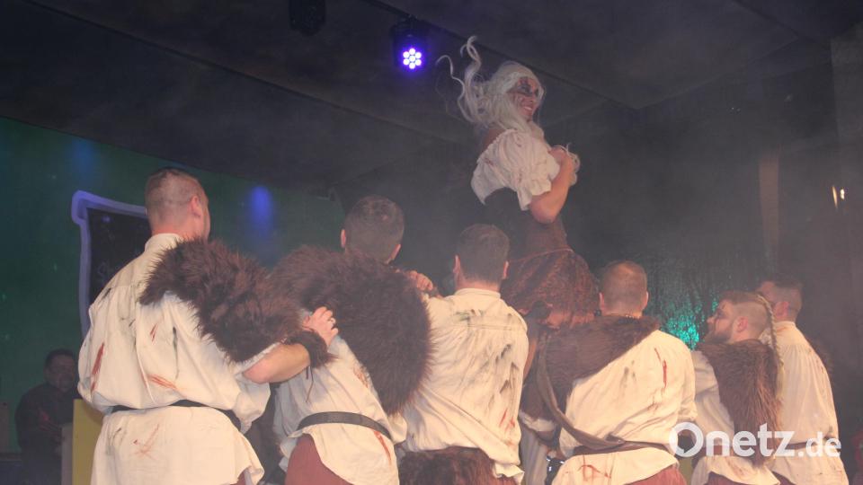 Einen starken Auftritt legten die Mitglieder des Tursiana-Männerballetts in der Rolle als Wikinger hin. Bild: kro