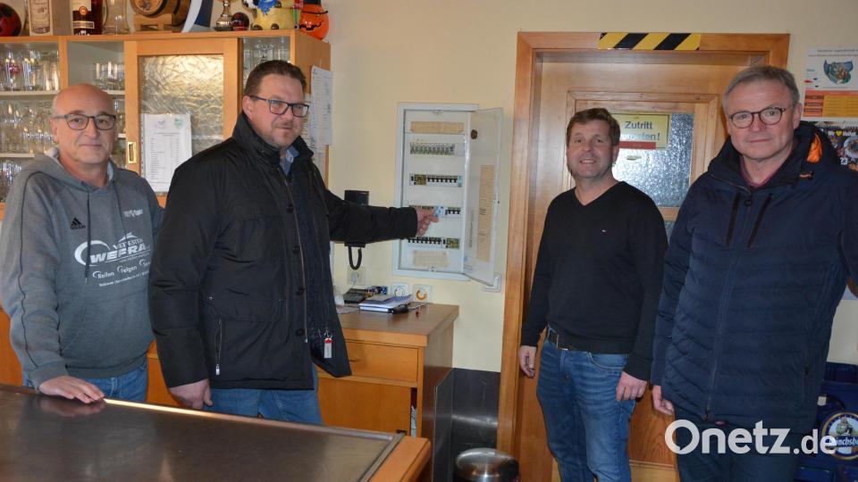 Offiziell in Betrieb genommen wurde die LED-Flutlichtanlage des SV Pechbrunn von Bürgermeister Stephan Schübel (Zweiter von links). Mit dabei waren Initiator und Spielleiter Raimund Zeitler (links) sowie (von rechts) Günter Geiler, Vorsitzender der SV-Spendengemeinschaft, und SV-Geschäftsführer Marc-Andre Grundl. Bild: jr