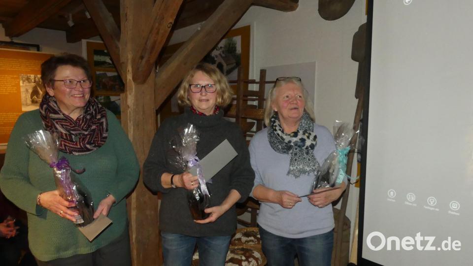 Mit Geschenken bedankt sich Josef Prunhuber für jahrelanges Engagement. Monika Albersdörer (von rechts) und Juliane Keck pflegen die barocke Gartenanlage, Rita Kraus und Gertraud Wiesner (verhindert) betreuen mit Bruno Uhl das Archiv. Bild: rn