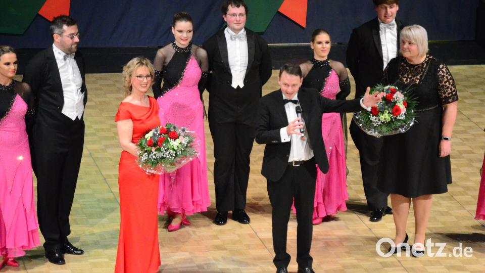 Oberbürgermeister Jens Meyer bedankt sich bei Event-Mangerin Gertrud Wittmann und Tanzlehrerin Claudia Höllriegl mit Blumensträußen. Bild: Kunz