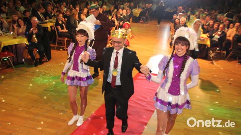 Alfred Scheidler durfte, begleitet von zwei Gardemädchen, auf einem roten Teppich laufen. Bild: kro