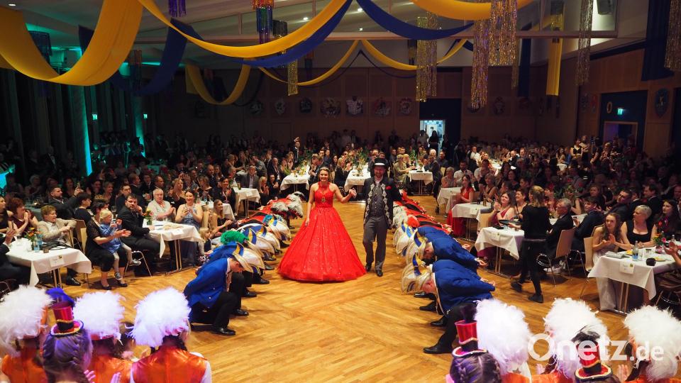 Prinzessin Elena I. vom Tafelberg (Elena Fukerider) sowie Patrick I. vom Schamottgestein (Patrick Zeitler) ziehen unter Applaus und Verbeugungen in die Stadthalle ein. Bild: krb