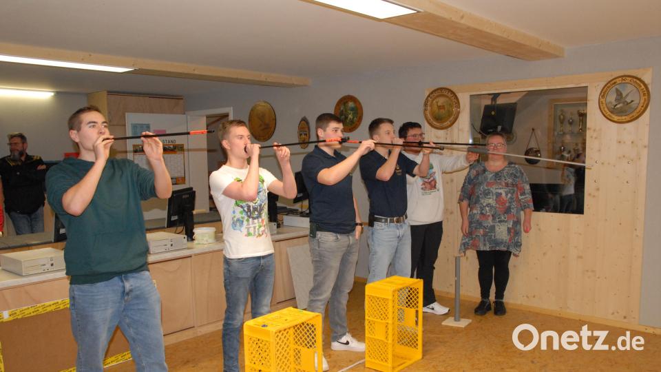 Neue Wege, wie hier mit dem Blasrohrschießen, möchte Jugendleiterin Barbara Schönfeld (Hintergrund) in der Jugendarbeit gehen . Bild: pop