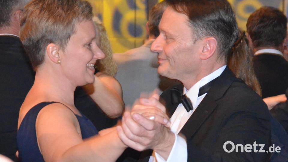Oberbürgermeister Jens Meyer und Gattin Kathrin beim Eröffnungswalzer. Bild: Kunz