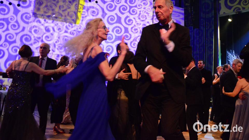 Auf die Ballbesucher warteten moderne Standards im strikten Tanzrhythmus, zeitlose Klassiker und Oldies, Rock- und Pop und auch aktuelle Partyhits. Bild: Kunz