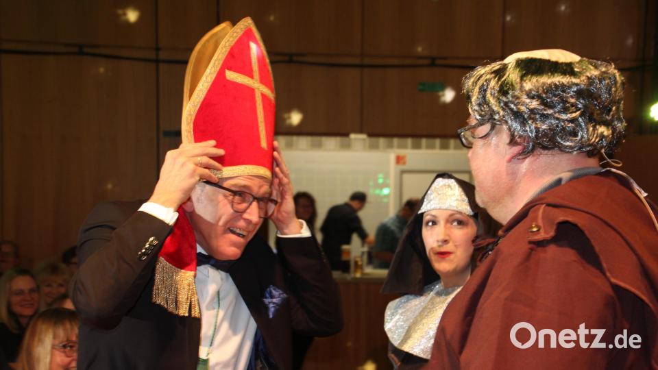 Bürgermeister Franz Stahl wurde in der Büttenrede als "Pontifex der CSU“ bezeichnet und erhielt eine entsprechende Mütze. Bild: kro