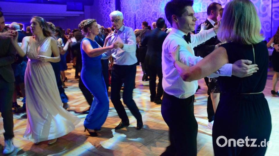 Auf die Ballbesucher warteten moderne Standards im strikten Tanzrhythmus, zeitlose Klassiker und Oldies, Rock- und Pop und auch aktuelle Partyhits. Bild: Kunz