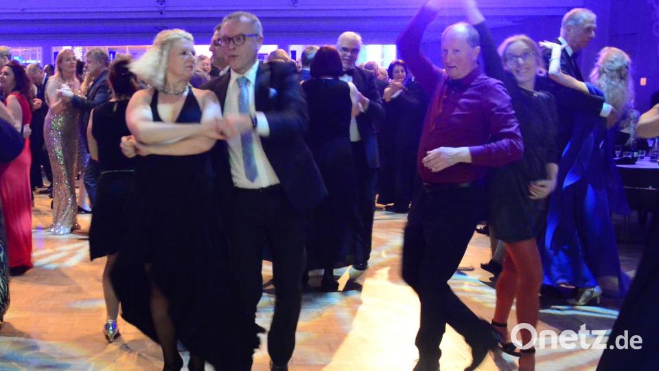 Auf die Ballbesucher warteten moderne Standards im strikten Tanzrhythmus, zeitlose Klassiker und Oldies, Rock- und Pop und auch aktuelle Partyhits. Bild: Kunz