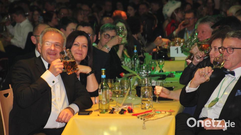 Ein Prosit auf einen fulminanten Galaabend. Bild: kro