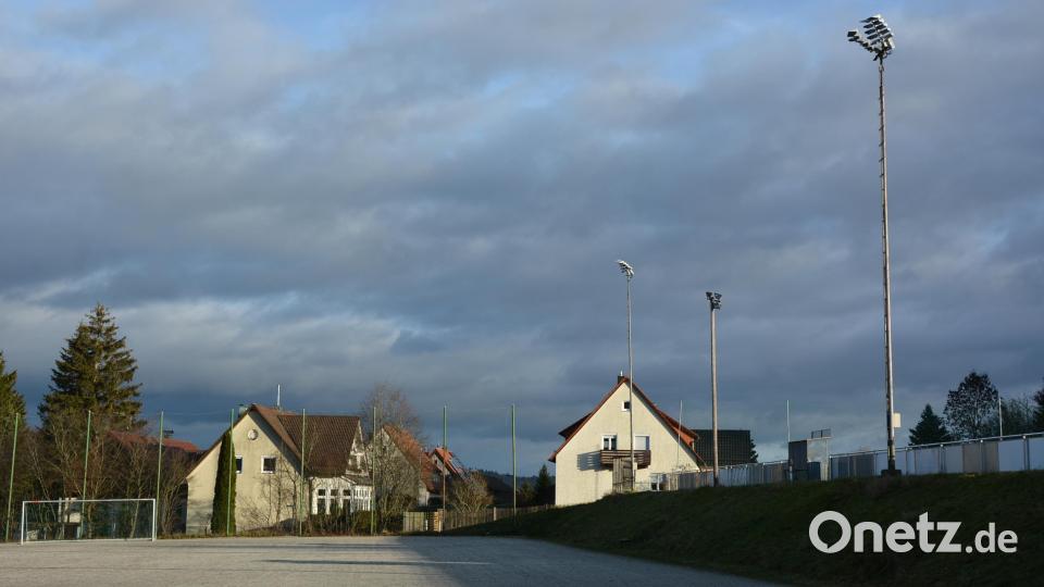 Aus drei Masten und vier LED-Strahler-Einheiten besteht die neue Flutlichtanlage am Sportplatz des SV Pechbrunn-Groschlattengrün. 90 Prozent der Kosten in Höhe von 25 500 Euro konnten über Zuschüsse abgedeckt werden. Bild: jr
