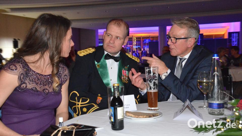 Bürgermeister Reinhold Wildenauer (rechts) gibt der Gattin von Major Dale Trakas, Emma, Tipps für langsamen Walzer und Foxtrott. Bild: Kunz