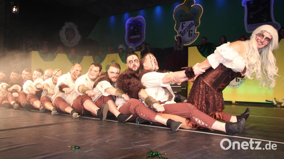 Einen starken Auftritt legten die Mitglieder des Tursiana-Männerballetts in der Rolle als Wikinger hin. Bild: kro