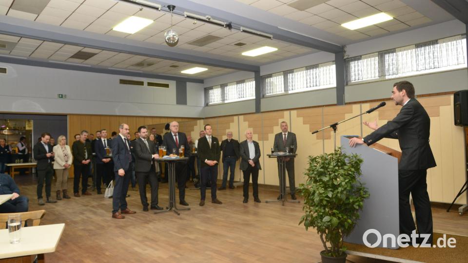 CSU-Kreisvorsitzender Stephan Oetzinger hebt beim Neujahrsempfang des CSU-Ortsverbandes Oberwildenau die Erhaltung der Gestaltungsmöglichkeiten der Kommunen durch den Freistaat Bayern hervor. Bild: bey