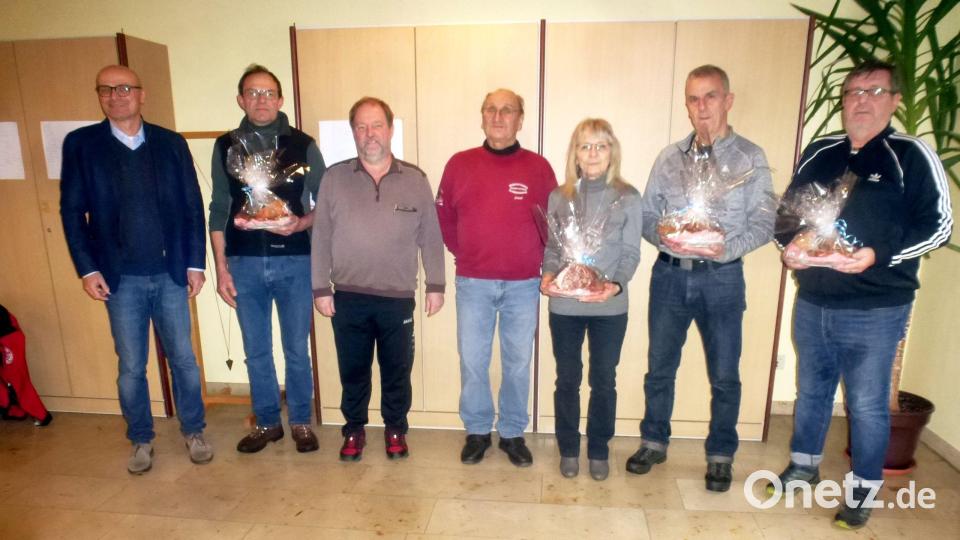 Bürgermeister Maximilian Beer (links), DVV-Bezirksvorsitzender Karl-Heinz Lehner (Dritter von links) und Wanderfreunde-Chef Josef Sorgenfrei (Mitte) zeichneten die Vereinsvertreter (von links) Herbert Ippisch (Dorfgemeinschaft Schönau), Edeltraud Stockerl (Wirtshaushockl Zangenstein), Harald Dümmelbeck (Stammtisch Schwarzeneck) und Franz Weiß (SV Schwarzhofen) aus. Bild: mad