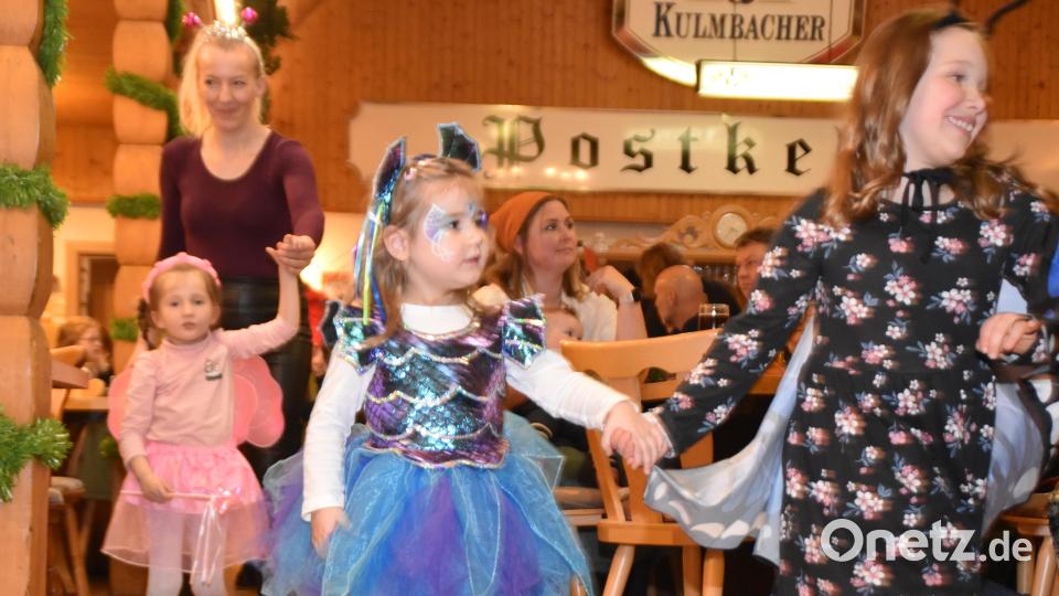 Fantasievolle Masken beim Kindern und Eltern prägen den ersten Kinderfasching der &quot;Altbairischen&quot;. Bild: hcz