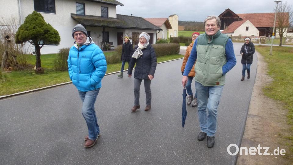&quot;Dauergäste&quot; beim Schwarzhofener Wandertag sind die Familien Birol, Reidl und Winderl, die hier durch den Ort Baumhof marschieren. Die jährliche Teilnahme sei für sie Ehrensache, wie sie betonten. Bild: mad