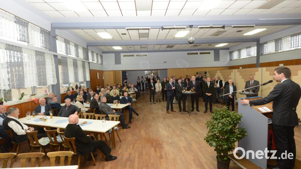 CSU-Kreisvorsitzender Stephan Oetzinger hebt beim Neujahrsempfang des CSU-Ortsverbandes Oberwildenau die Erhaltung der Gestaltungsmöglichkeiten der Kommunen durch den Freistaat Bayern hervor. Bild: bey