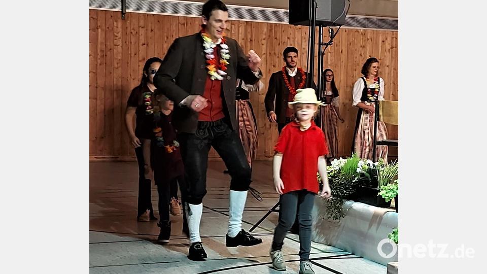 Der Vorsitzende Michael Niebauer und weitere Musiker tanzten mit den Kindern zum Hit „Jerusalema“, der während der Corona-Zeit die Charts erklommen hatte. Bild: lg