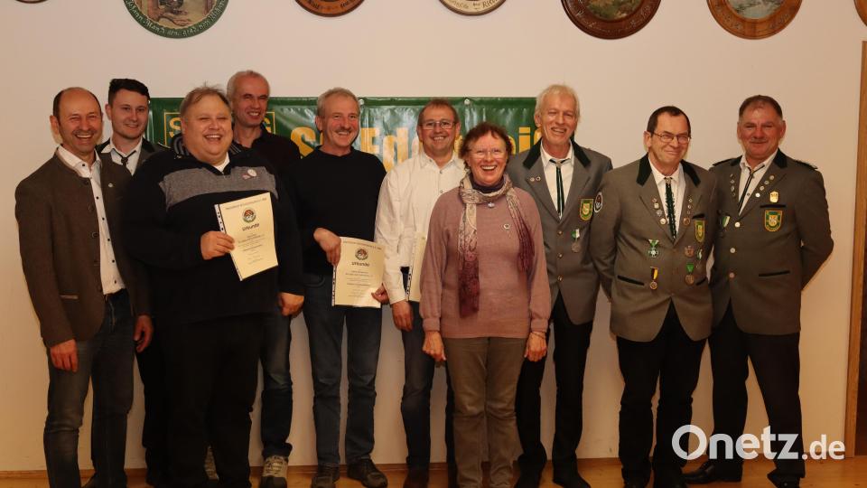 Einige Mitglieder der Schützengesellschaft Edelweiß Wolfsbach werden geehrt (von links): Bürgermeister Hans Ram, Zweiter Schützenmeister Marco Meier, John Neal, Josef Singer, Lothar Donhauser, Thomas Drick, Renate Kastl, Wolfgang Reichert, Ehrenmitglied Johann Hollweck und Erster Schützenmeister Heiner Graf. Bild: mrr