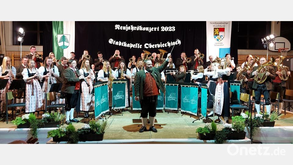 In orchestraler Stärke präsentierte sich die Stadtkapelle beim Neujahrskonzert 2023. Bei der begeistert aufgenommenen Zugabe der „Bodensee-Polka“ erhoben sich die Musiker und auch Kapellmeister Tobias Zeitler dirigierte in Richtung Publikum. Bild: lg