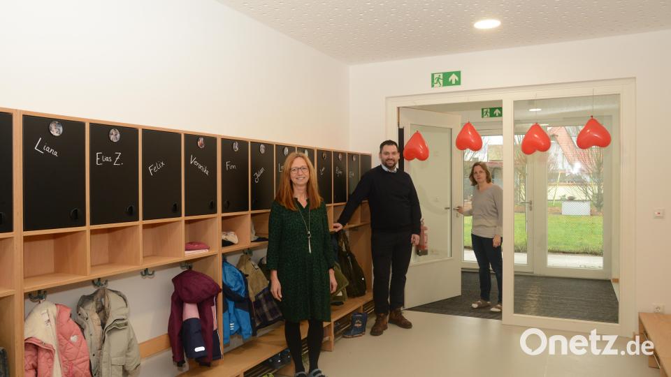 Kinderhausleiterin Iris Widmann (links) und Vertreterin Angelika Feige freuen sich gemeinsam mit Bürgermeister Sebastian Hartl über die Inbetriebnahme des neuen Anbaues als spürbare Erweiterung des Kinderhauses. Die Garderobe ist ebenfalls Teil des Neubaues, der über einen eigenen Zugang verfügt. Bild: bey