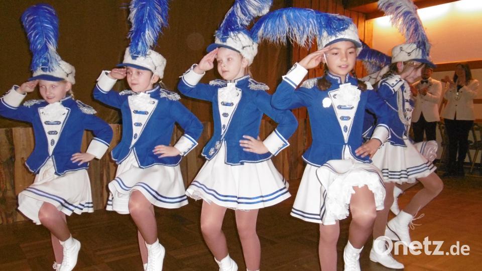 Einen flotten Gardemarsch legte die Kindergarde der Narrhalla aufs Parkett im Rittersaal. Bild: mma