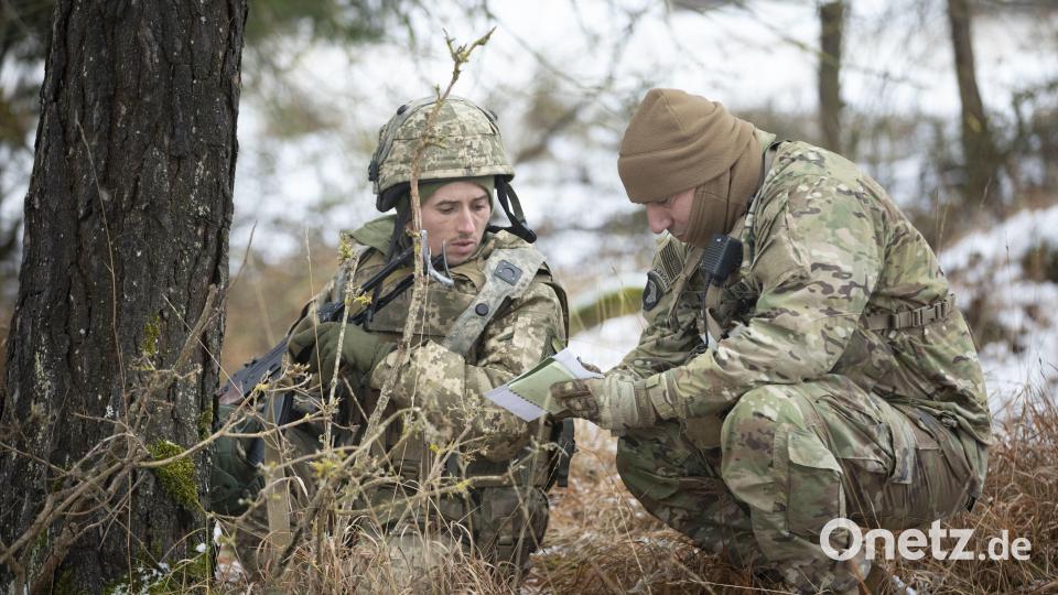 Ein ukrainischer Soldat wird von einem amerikanischen Ausbilder bei einer Übung im Jahr 2021 auf dem Truppenübungsplatz Hohenfels eingewiesen. Archivbild: Col. Sergii Teliatytskii