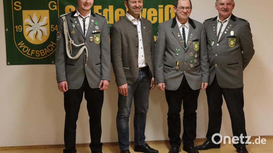 Der neuen Ehrenmitglied Johann Hollweck (Dritter von links) gratulieren (von links) Zweiter Schützenmeiste Marco Maier, Bürgermeister Hans Ram und Vorsitzender Heiner Graf. Bild: mrr