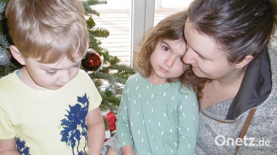 Leo, Alina und Madlen Zimmermann freuen sich über den gelungenen Kalender der Kita Klapperstörche. Bild: mma