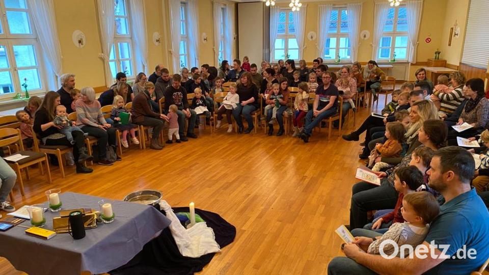 Im Pfarrheim in Bärnau fand zum ersten Mal ein Tauferinnerungs-Gottesdient statt. Bild: Maria Wagner/exb
